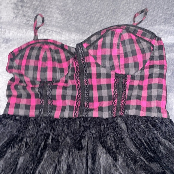Plaid pink and black dress - Picture 2 of 4